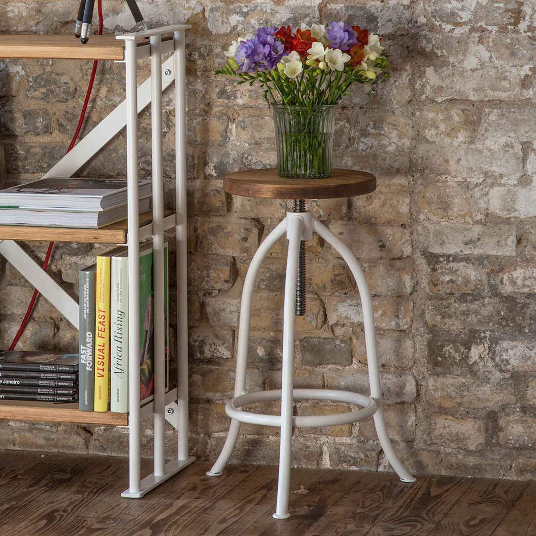 Stool Medium. Classic workshop stool made of steel and wood. The seat is height adjustable.