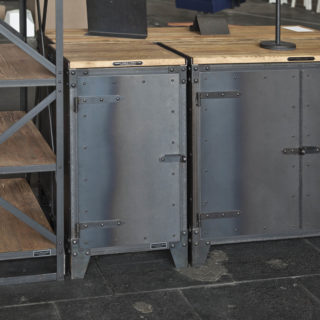 Sideboard PX 1 Steel. Eintürig. Gefertigt aus Stahl und Holz.