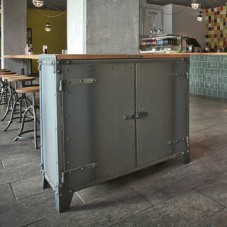 Sideboard PX 2 Steel. 2-türiges Sideboard. Gefertigt aus Stahl und Holz.