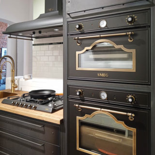 Ofenschrank mit Smeg Ofen in schwarz im Industrial Design in einer schwatzen Küche