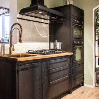 Ofenschrank mit Smeg Ofen in schwarz im Industrial Design in einer schwatzen Küche