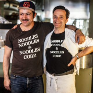 zwei Personen mit Noodles T-shirts in schwarz