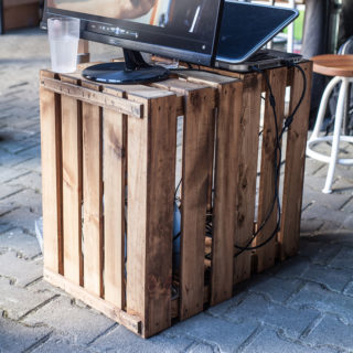 Holzkisten als Tisch für einen Rechner
