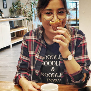 Frau trägt T-Shirt von Noodles in schwarz
