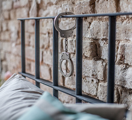 Close Up - Jailhouse Bett in dunklem Naturstahl