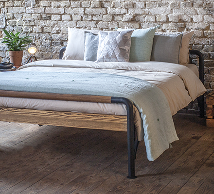 Baseline Bett aus Stahl und Holz, Stahl Bett