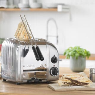 Der Dualit 2-Schlitz Toaster ist ideal für kleine Küchen und besticht durch sein edles Edelstahl-Design. Mit variablen Bräunungsstufen