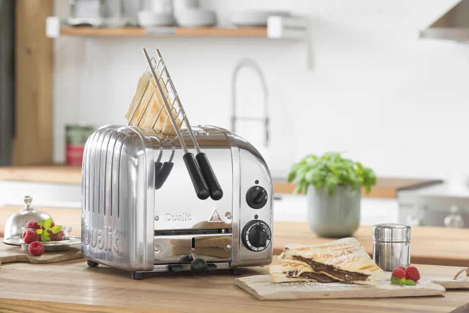 Der Dualit 2-Schlitz Toaster ist ideal für kleine Küchen und besticht durch sein edles Edelstahl-Design. Mit variablen Bräunungsstufen