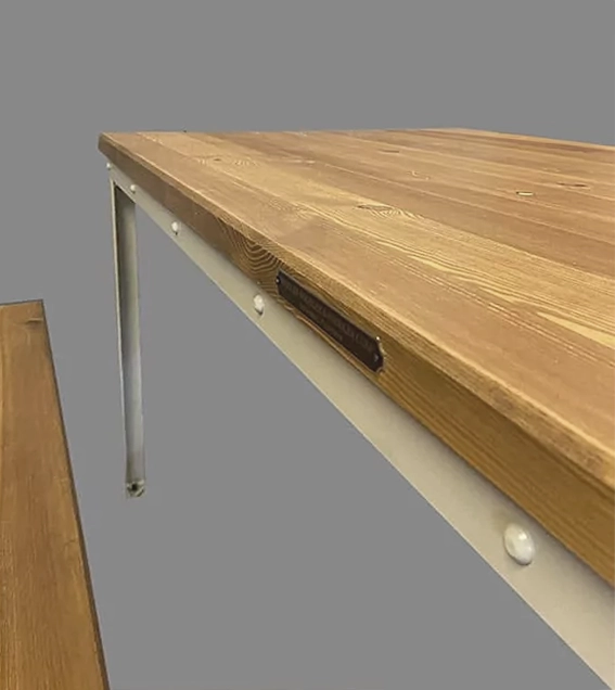 Weisser Tisch, Stahlgetell mit Tischplatte aus Holz