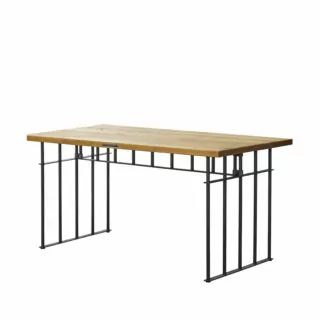 Tisch JH mit einem Tischgestell aus Stahlrohr und einer Tischplatte aus Kiefernholz.
